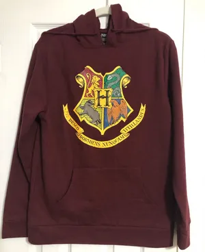 Harry‎ potter hooded sweatshirt women’s size medium. Hogwarts on back graphic thumbnail 1