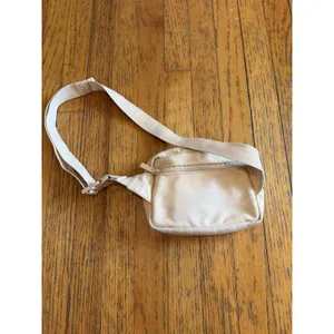 BEIS Waist Pack Fanny Pack Belt Bag Beige Zip Pockets Tethered Card Wallet thumbnail 3