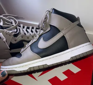 Nike Women’s Dunk High Moon Fossil thumbnail 1