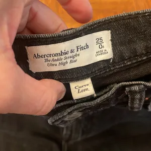 Abercrombie and Fitch, curvy jeans, Black Denim size 25/0 thumbnail 2