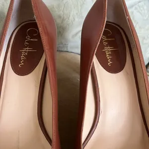 COPY - Beautiful leather cole haan heels in excellent condition thumbnail 4