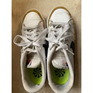 Nike Court Legacy Sneakers White Black Gold Streetwear 6.5 Retro Y2K 90s Classic thumbnail 5