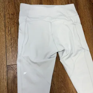 Fabletics PureLuxe High Waisted Cropped Leggings Pockets Cream‎ Womens Small thumbnail 8