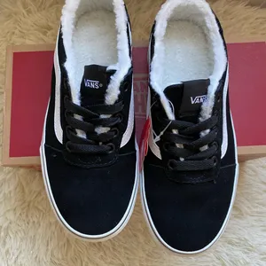 NWT Vans Ward Women's Sherpa-Lined Suede Mules thumbnail 5