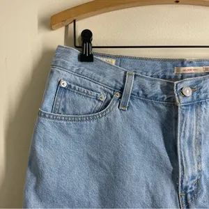 Levi’s 80s Mom Shorts High Rise Cuffed Denim Light Wash Size 32 thumbnail 6