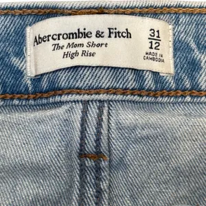 Abercrombie & Fitch The Mom Short High Rise Distressed Denim Light Wash 31 12 thumbnail 6