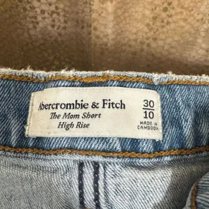 Abercrombie & Fitch High-Rise Mom Shorts Light Wash Raw Hem 10/30 thumbnail 3