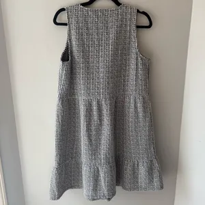 LOFT Sleeveless V-Neck Black & White Patterned Dress women’s size medium thumbnail 3