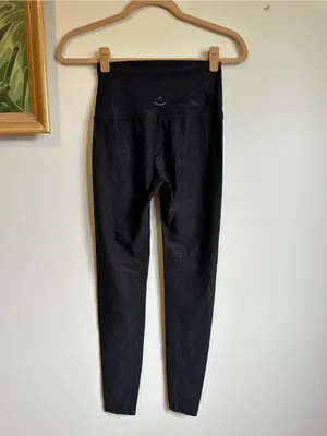 Beyond Yoga Tonal Snakeskin 7/8 Tight Legging Womens Small Black Athletic thumbnail 5