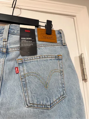 NWT Levi’s Size 28 Icon Skirt Mid Rise Distressed Denim Mini Medium Wash Classic thumbnail 4