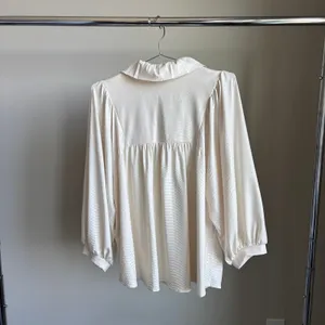 Adrienne Cream Croc Embossed Ruffled Balloon Sleeve Blouse Faux Leather Size M thumbnail 13