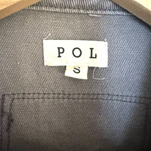 POL Women's Charcoal Distressed Fade Raw Jean Jacket Sz‎ Small Oversized Fit thumbnail 4