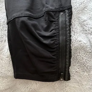 EUC Women’s Black Lululemon Ruched Zipper Leggings Size 8 thumbnail 3