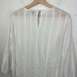 Torrid White Eyelet & Lace Embroidered Hi-Lo Blouse size 1X thumbnail 9