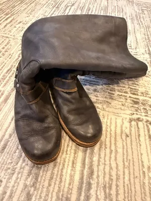 UGG women's US size 8 Black leather knee-high Sherling boots S/N 5509 MSRP $299. thumbnail 6