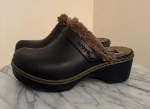 Crocs Cobbler EVA Lined Clogs Women’s Size 6 Black Faux Fur Comfort Shoes thumbnail 1