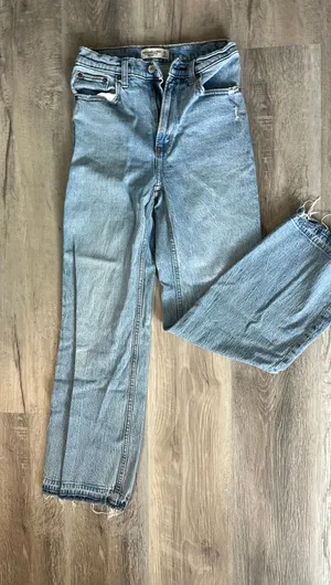 Abercrombie High-Rise Jeans thumbnail 1
