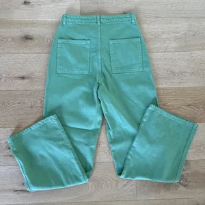 PrettyLittleThing - Cargo Pocket Baggy Wide Leg Jeans in Green thumbnail 4