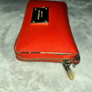 Michael Kors Vibrant Red/ Orange Wallet
GUC thumbnail 6