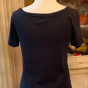 Old Navy T-shirt medium and large thumbnail 2
