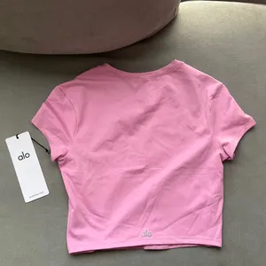 Alo Yoga Alosoft Crop Finesse Short Sleeve Candy Heart Pink S thumbnail 4