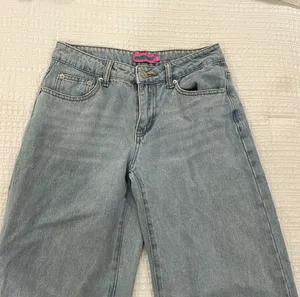 Edikted Raelyn Low Rise Light Wash Jeans XS thumbnail 1