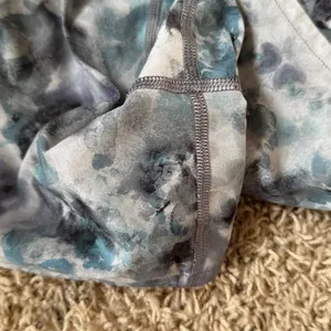 Lululemon Speed Up Low-Rise Short 2.5" in Kaleidofloral Multi / Blue Cast Sz 12 thumbnail 7