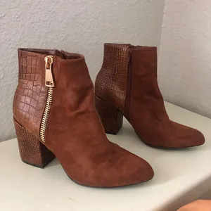 Western Brown Faux Croc Leather Suede Ankle Boots Booties Pointed Toe Block Heels Festival Concert Streetwear Casual Boho Gold Zipper Accents Sz 7.5 thumbnail 3
