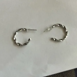 3/$20 Silver Tone Twisted Circular Hoop Stud Earrings 1” Pierced thumbnail 2