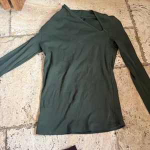 🙂Zara Olive Green Long-Sleeve V-Neck Knit Top thumbnail 1
