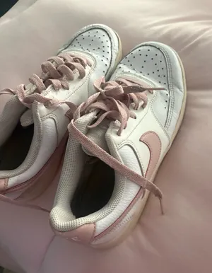 Pink and white Nike sneakers thumbnail 1