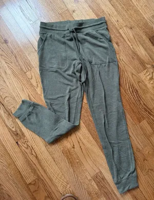 Green joggers Size M thumbnail 1