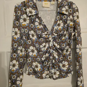 Mauve Vintage Floral Ruched Button-Front Shirt in Brown, Cream and Blue thumbnail 2