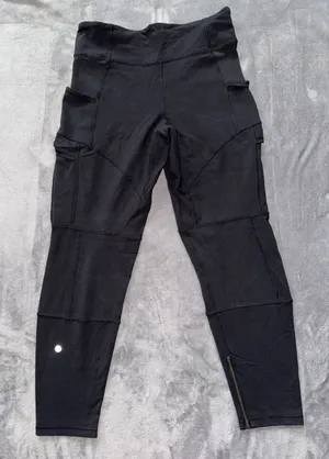 Lululemon Women's Black Cargo Leggings High Rise Zip Pockets Sz 8 thumbnail 1
