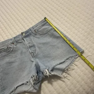 Levi’s Wedge Short Blue Denim High Rise Shorts 26 Waist Raw Hem Distressed thumbnail 2