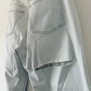 Abercrombie & Fitch Light Wash Mid Rise Baggy Jeans thumbnail 8