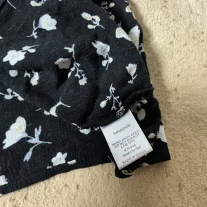 Kaylas Armoire Floral Ruffle Button Down Top Womens M Black Short Sleeve Boho thumbnail 5