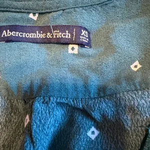 Abercrombie & Fitch Green Lace Trim Tie Front Blouse XS thumbnail 2