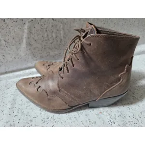 Harris Hawk Details Boots Leather Embossed Western Ankle Women Size 6.5 Spanish thumbnail 2