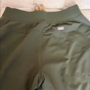 FIGS Kade Moss Green scrub Pants with tan Drawstring Sz S thumbnail 3
