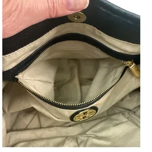 Tory Burch Amanda Slouchy Hobo Black Pebbled Leather‎ Gold Logo thumbnail 14