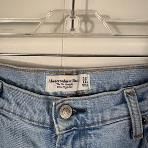 Abercrombie & Fitch The 90s Straight Ultra High Rise Distressed Light Wash Jeans thumbnail 4