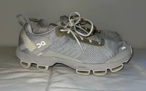 On Cloud Running Shoes Women’s 8 thumbnail 1