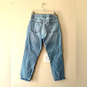 Abercrombie & Fitch 80s High Rise Mom Jeans Light Wash Waist 27” Ankle jeans thumbnail 3