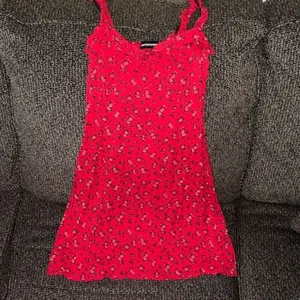 Pretty Little Thing ✨Red Ditsy Floral Print Frill Detail Shift Dress✨ thumbnail 7