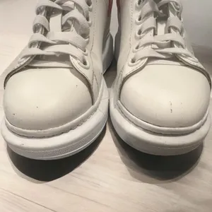 Alexander McQueen Platform Sneakers in White and Red Size 8 thumbnail 4