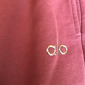 Alo Yoga Accolade Straight Leg Sweatpant Soft Mulberry XS thumbnail 4