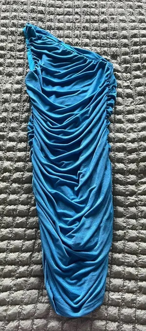 SheIn Sleek one-shoulder dress in a vibrant blue with elegant ruching. Designed to flatter the silhouette with gathered detailing. Perfect for evening events or special occasions. Easy to style with heels and minimal accessories. thumbnail 1