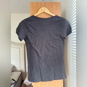 Genuine Merchandise New York Yankees Charcoal Glitter V-Neck Tee thumbnail 2
