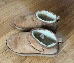 UGG Mini Boots thumbnail 2
